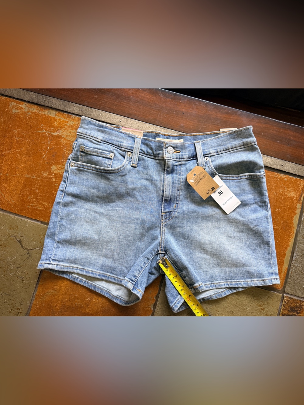 Woman’s Levi’s size 30 mid rise mid length shorts bnwt preppy light denim jean